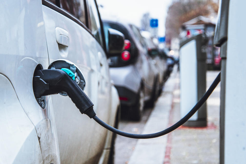 Un coche eléctrico cargando la batería. 