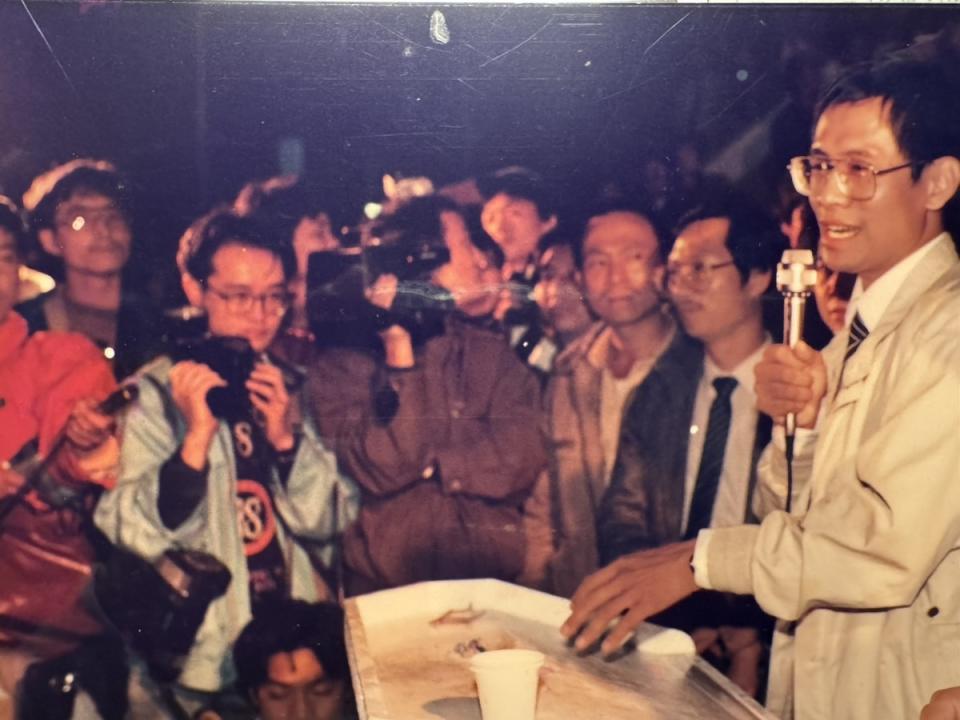  1989年11月22日，當時被國民黨列為黑名單，時任台獨建國聯盟美國本部主席的郭倍宏，公開現身當時的台北縣中和運動場演講，為民進黨立委盧修一、省議員周慧瑛的造勢帶來高潮，同時也讓他們高票當選。 圖：林秋滿拍攝（資料照） 