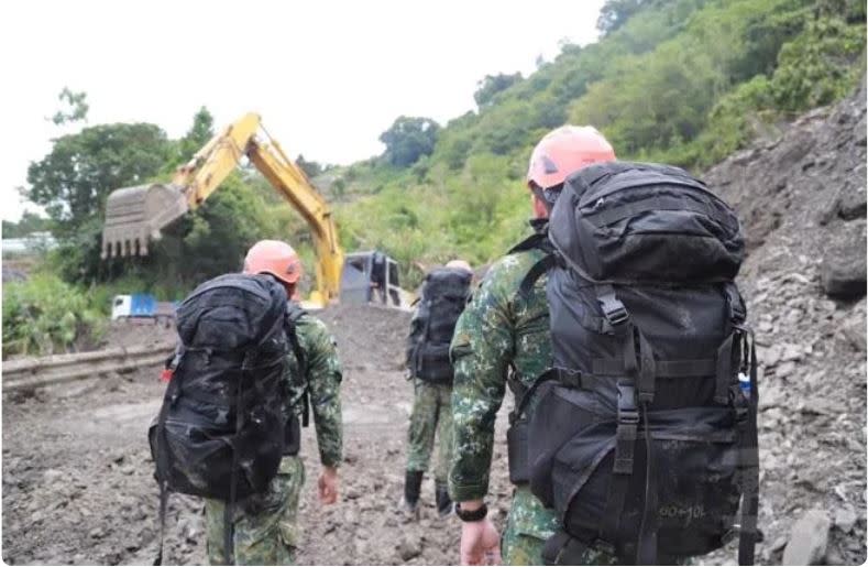 準爸爸特戰兵施芷崴，走在返家的道路上，看到家鄉多處道路遭土石淹沒，為了救爸媽只好徒步上山。（圖／第五作戰區提供）