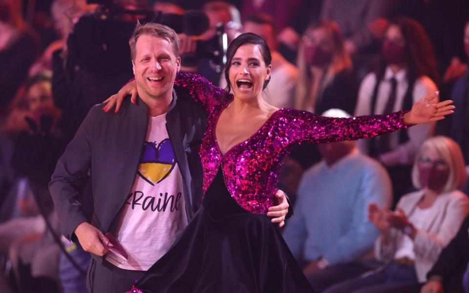 Amira Pocher (im Bild mit ihrem Ehemann Oliver Pocher) verlor durch ihre Teilnahme an "Let's Dance" (RTL) eine Körbchengröße. (Bild: 2022 Getty Images/Andreas Rentz)