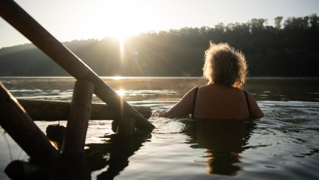 Damit dürfte es bald vorbei sein. Eine Frau geht im Kirchentellinsfurter Baggersee schwimmen.