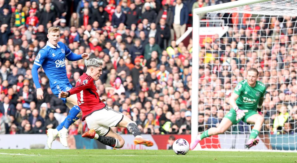 Garnacho stretches but can’t turn home Bruno Fernandes’ cross (Manchester United via Getty Images)