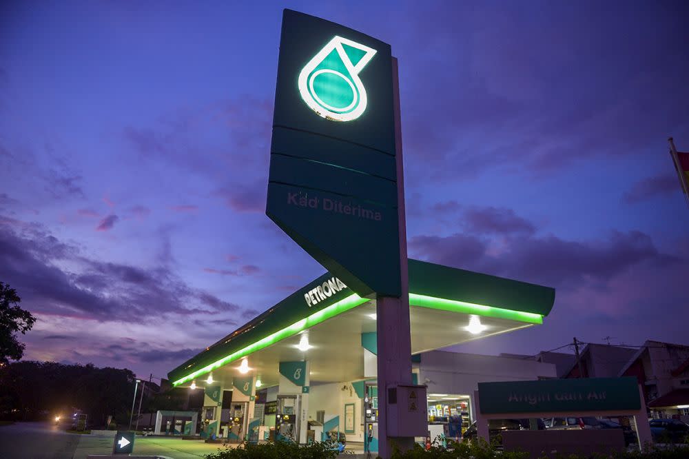 A Petronas petrol station in Subang Jaya December 19, 2018.  ― Picture by Mukhriz Hazim