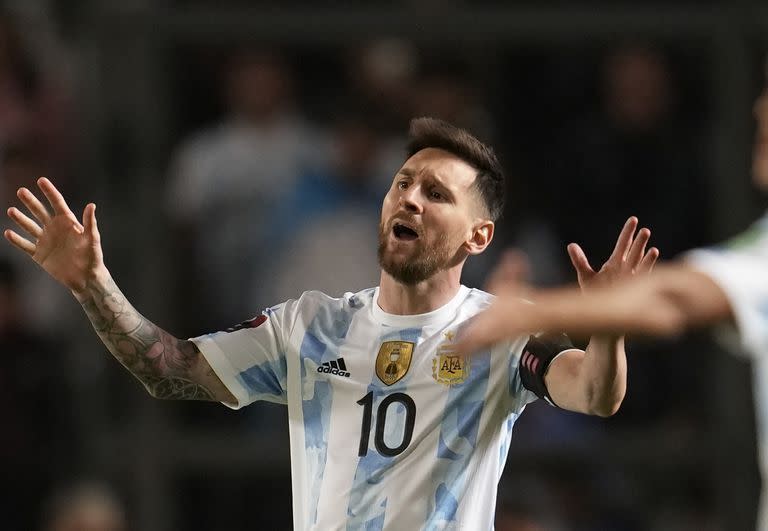 El delantero argentino Lionel Messi reacciona durante el partido contra Brasil por las eliminatorias del Mundial, el martes 16 de noviembre de 2021, en San Juan, (AP Foto/Natacha Pisarenko)