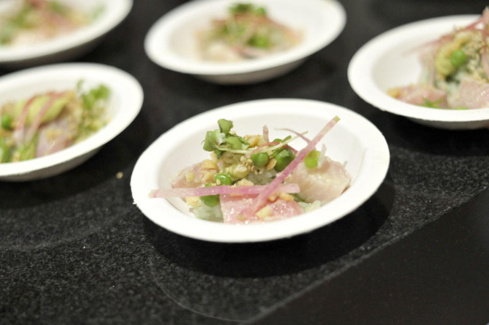 <p>Der Küchenchef Kunio Tokuoka wurde mit der „Medal of Honour“ der japanischen Regierung und drei Michelin-Sternen ausgezeichnet. Sich von seinen kulinarischen Werken überzeugen zu lassen, ist nicht ganz billig: Eine vierköpfige Familie muss mit etwa 1.800 Euro rechnen. Wie in japanischen Spitzenrestaurants üblich, kommt hier frischer Fisch und knackiges Gemüse auf den Tisch. (Symbolbild: AP) </p>