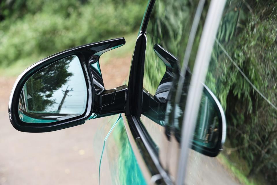 車外後視鏡升級為M雙肋型設計，並因應黑色高光澤外觀套件而施以亮黑處理。