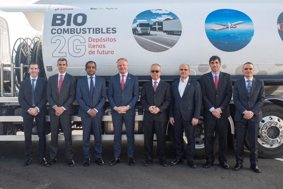 Photo caption: The new joint venture was announced at La Rábida Energy Park with the participation of Juan Manuel Moreno Bonilla, President of the Regional Government of Andalusia; Maarten Wetselaar, Cepsa CEO (fourth from the left); Oscar Garcia, Bio-Oils CEO (second from the right); Dato' Yeo How, President, Apical (fourth from the right); Pratheepan Karunagaran, Executive Director, Apical (third from the left); and Lamberto Gaggiotti, Head, Green Energy, Apical (first from the left).