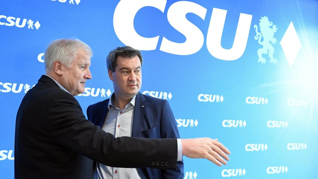 Innenminister und CSU-Chef Horst Seehofer zusammen mit seinem Nachfolger als Ministerpräsident von Bayern, Markus Söder. Foto: Andreas Gebert