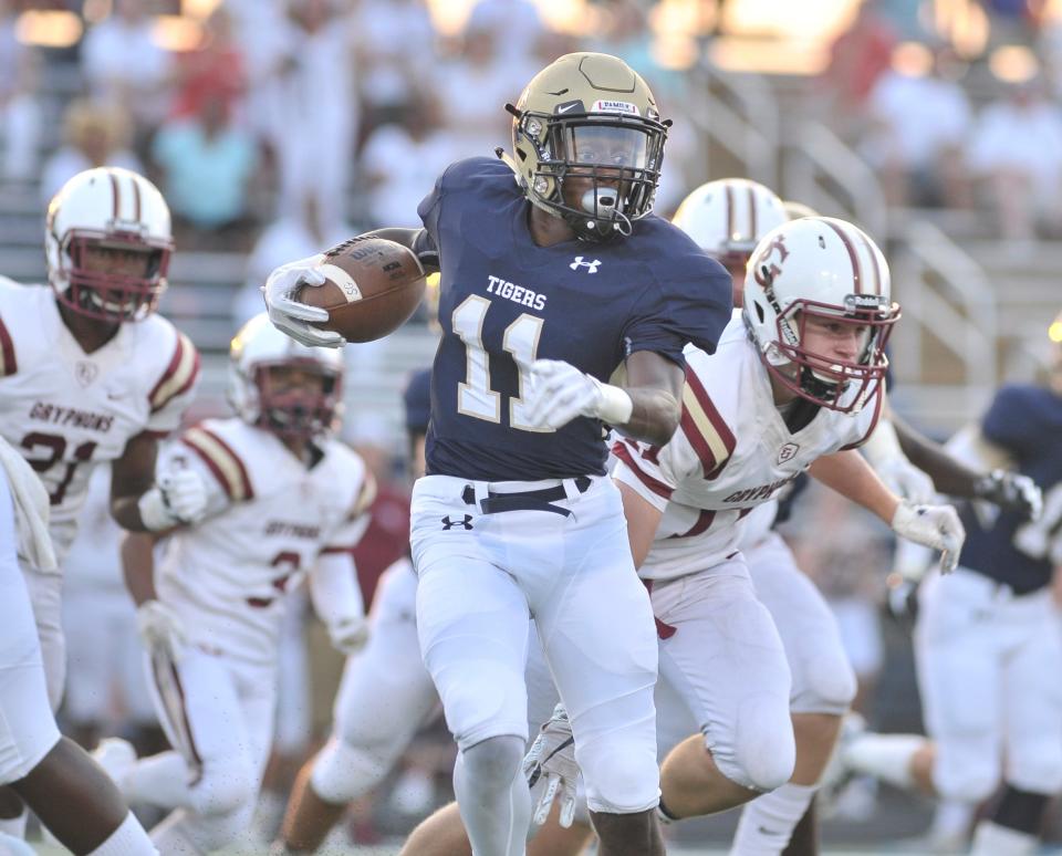 Arlington's Devin Chandler carries the ball against St. George's at Arlington High School on Aug. 24, 2018.