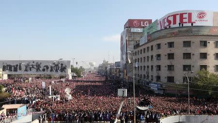 Supporters of prominent Iraqi Shi'ite cleric Moqtada al-Sadr shout slogans during a protest against corruption at Tahrir Square in Baghdad February 26, 2016. REUTERS/AlaaAl-Marjani