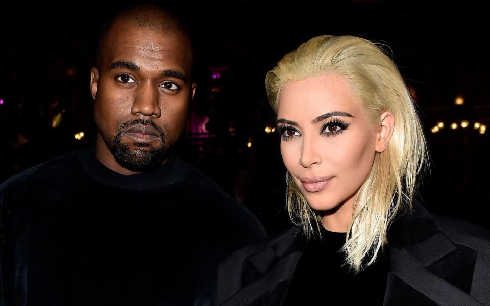 Rapper Kanye West (45) provoziert mit seinen antisemitischen Äußerungen scharfe Kritik - auch seitens seiner Ex-Frau Kim Kardashian (42). Die Influencerin schaltet sich nun in die Debatte mit sein. Laut Sänger Boy George jedoch etwas zu spät... (Bild: Pascal Le Segretain/Getty Images)