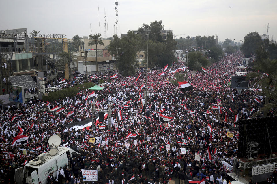 Seguidores del clérigo chií Muqtada al-Sadr se reúnen en Bagdad, Irak, el viernes 24 de enero de 2020. (AP Foto)