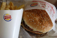 <b>Mit Schuhen im Salat</b><br><br> Alptraum für Burger King: Im Juli veröffentlichte ein Mitarbeiter auf dem Internetportal 4chan ein Bild von sich, wie er mit seinen Schuhen auf dem Salat steht, der für den Belag der Burger gedacht ist. Der Mann kommentierte sein Foto mit „Das ist der Salat, den Ihr bei Burger King esst“. Das rief die Internetgemeinde auf den Plan. (Bild: dapd)