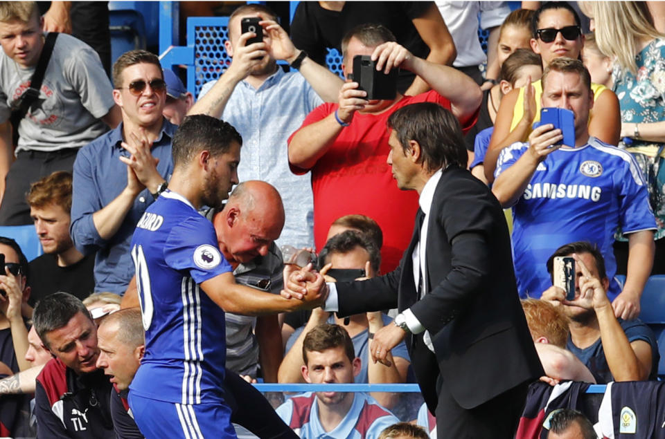 Football Soccer Britain - Chelsea v Burnley - Premier League - Stamford Bridge - 27/8/16 Chelsea manager Antonio Conte shakes the hand of Eden Hazard as he is substituted off Reuters / Eddie Keogh Livepic EDITORIAL USE ONLY. No use with unauthorized audio, video, data, fixture lists, club/league logos or "live" services. Online in-match use limited to 45 images, no video emulation. No use in betting, games or single club/league/player publications. Please contact your account representative for further details.