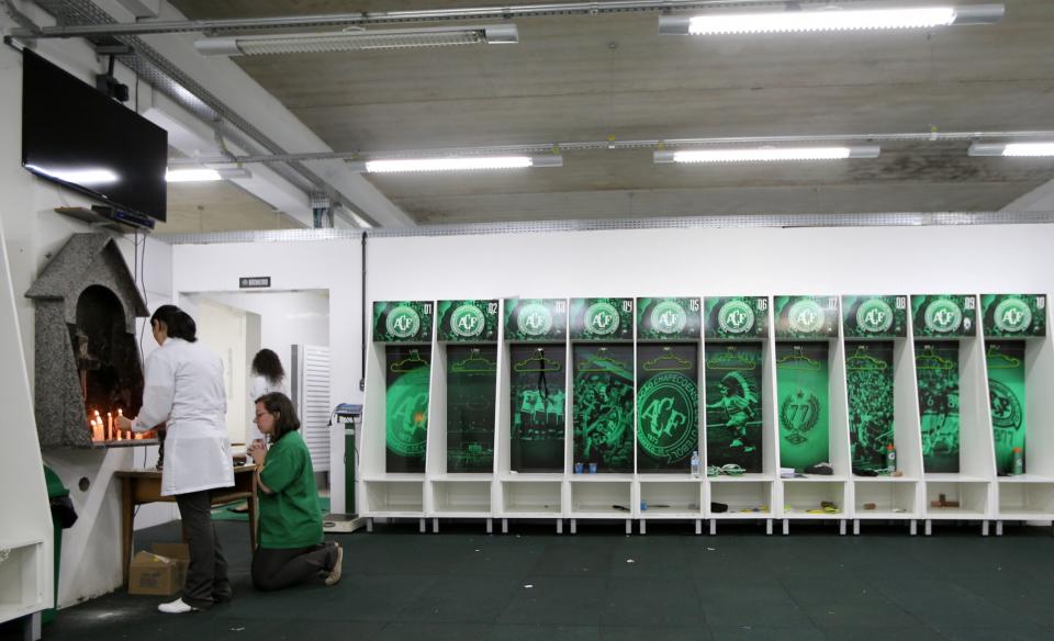 <p>Employees of Chapecoense soccer team pray inside the team’s locker room at the Arena Conda stadium in Chapeco, Brazil, November 29, 2016. REUTERS/Paulo Whitaker </p>