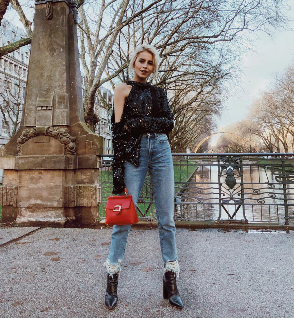 <p>Star-Bloggerin Caro Daur gibt uns einen Ausblick auf den Jeans-Trend 2018. Der komplette „Destroyed“-Look ist out, Risse und Fetzen beschränken sich nur noch auf den Saum. (Bild: Instagram/carodaur) </p>