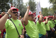 <p>MEX022. CIUDAD DE MÉXICO (MÉXICO), 29/08/2018.- Seguidores del dirigente sindical minero, Napoleón Gómez Urrutia, se manifiestan hoy, miércoles 29 de agosto de 2018, a las afueras del Senado de la República, en Ciudad de México (México), para dar su apoyo al polémico líber que recibió la credencial que lo acredita como senador por el partido Morena, en la próxima legislatura. El Tribunal Electoral de México validó la candidatura al Senado del líder minero Napoleón Gómez Urrutia, acusado de malversación y refugiado en Canadá y que se representa por el partido Morena, del izquierdista Andrés Manuel López Obrador. Gómez Urrutia, refugiado desde 2014 en Canadá tras ser acusado de malversar unos 55 millones de dólares de un fondo sindical, es ahora candidato al Senado. EFE/Mario Guzmán </p>