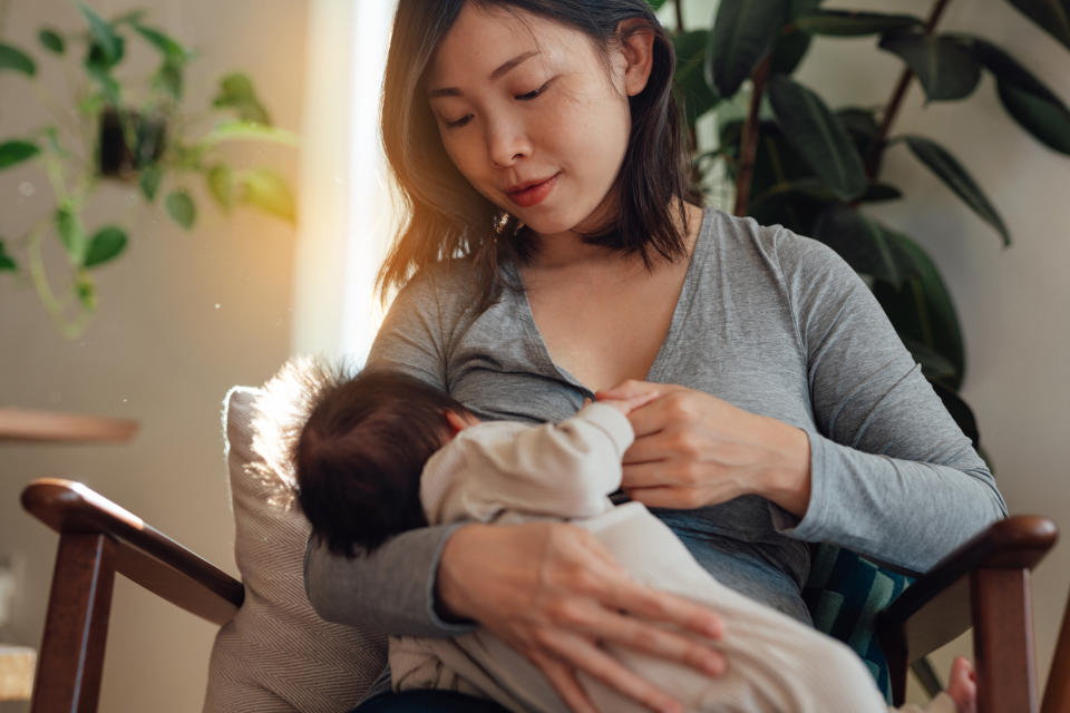 新生兒及嬰兒可多餵食母乳，以提高抵抗力。（示意圖/Getty Image）