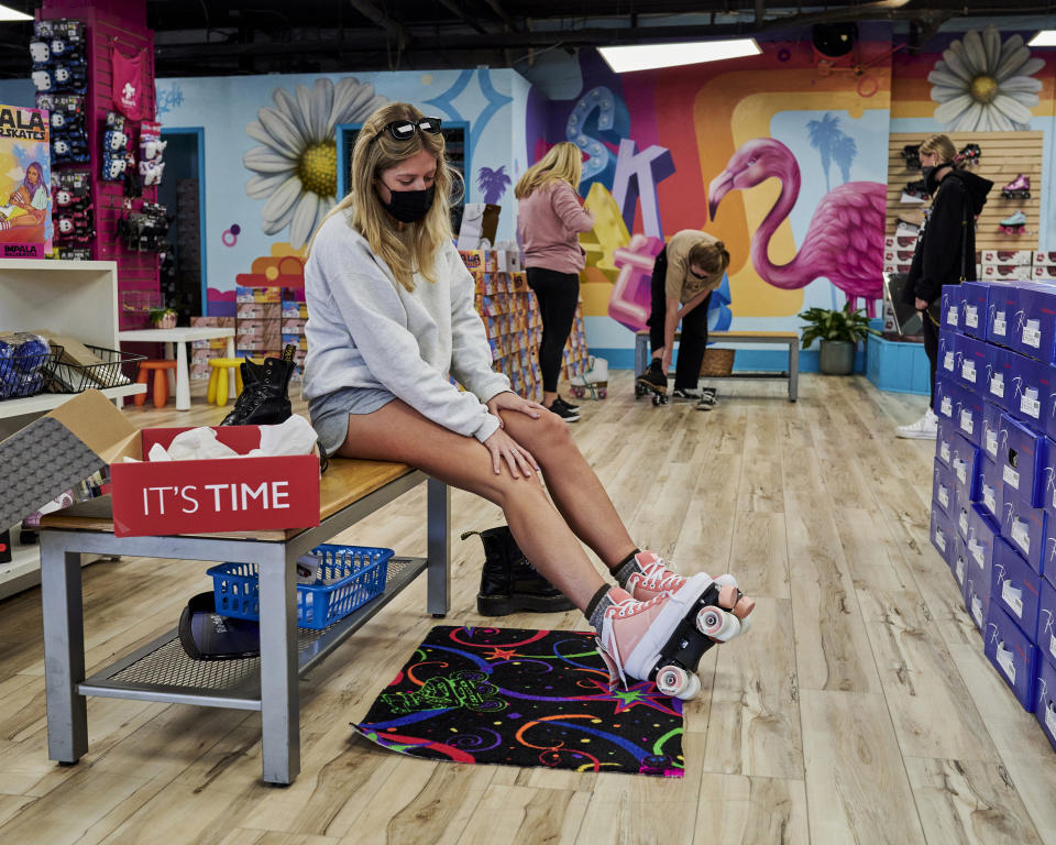 Anna Bateman se prueba nuevos patines en la tienda Fritzy's Roller Skate Shop en San Diego, California, el 6 de marzo de 2021. (John Francis Peters/The New York Times)