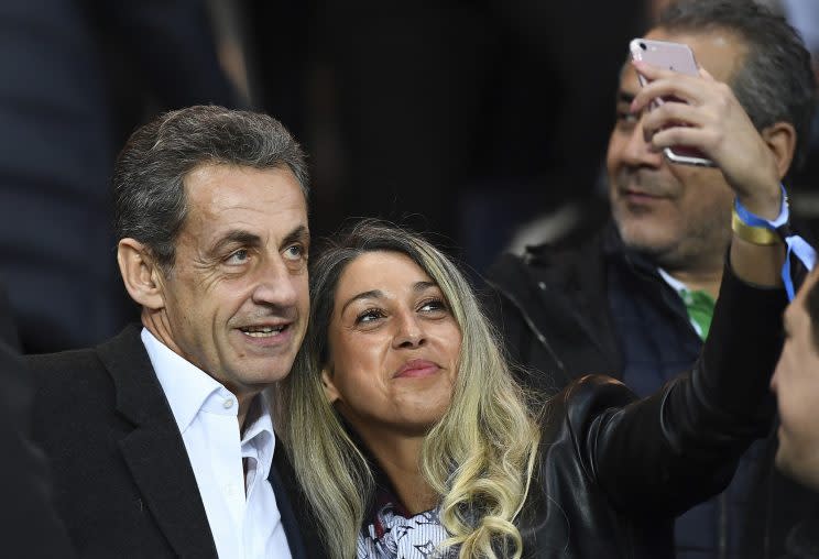 <p>En habitué du Parc des Princes, l’ancien président ne refuse jamais un selfie. (crédit AFP)</p>