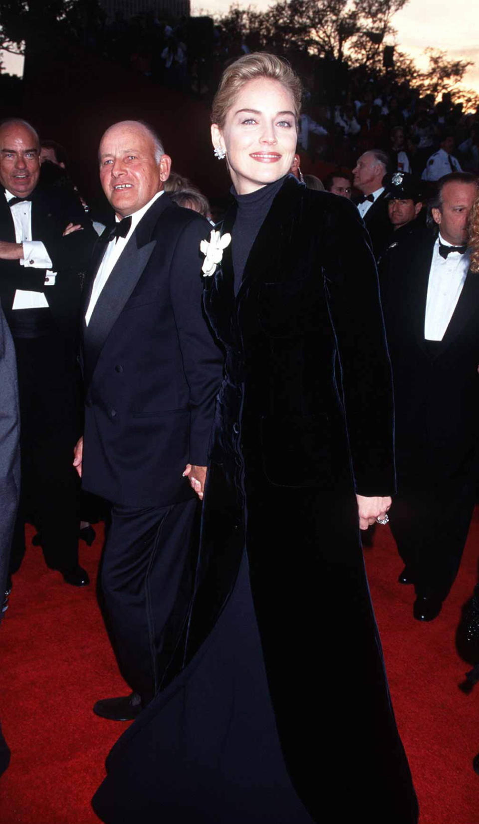 Sharon Stone suchte ihr Outfit für den roten Teppich nicht nur selber aus, sondern wurde damit auch zur Trendsetterin. Nachdem sie zu den Oscars 1996 eine Armani-Jacke und einen Rock von Valentino mit einem schlichten Rollkragenpullover von Gap kombiniert hatte, wurde das High/Low-Dressing zur regelrechten Kunstform unter den Stars erklärt. (Bild-Copyright: inter TOPICS/Globe Photos)