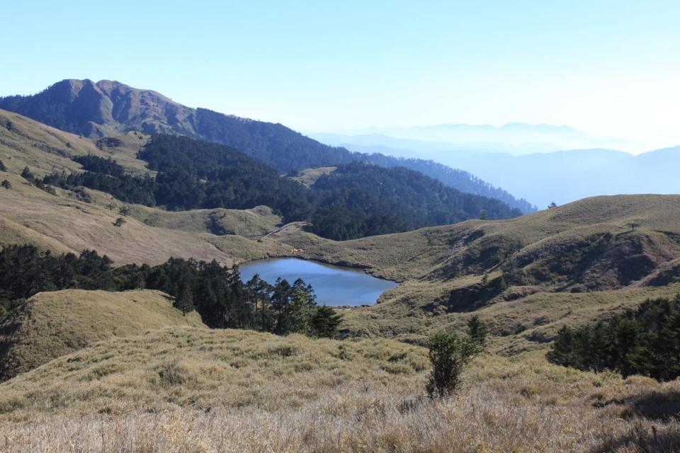 屯鹿池像是掉落在山頭上的藍寶石。