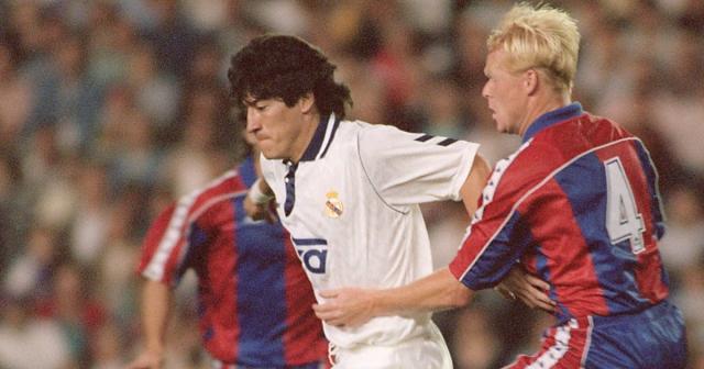 Real Madrid's Ivan Zamorano battles Barcelona's Ronald Koeman in La Liga. Santiago Bernabeu, Madrid, Spain. September 1992. Credit: Alamy