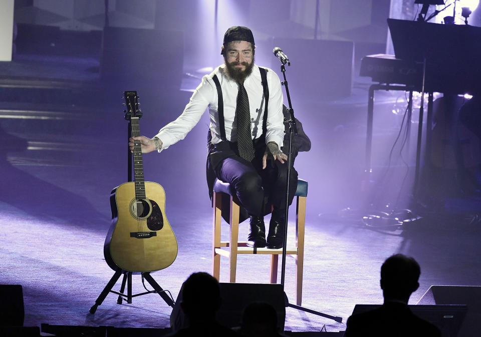 El ganador del premio Hal David Starligh, Post Malone, actúa en la 52da ceremonia de ingreso anual al Salón de la Fama de los Compositores, en el hotel New York Marriott Marquis, el 15 de junio de 2023, en Nueva York. (Foto de Evan Agostini/Invision/AP)