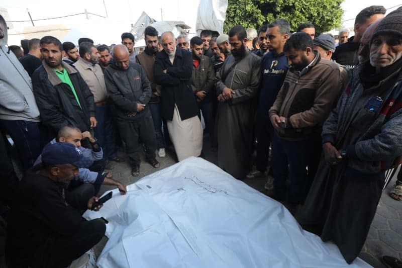 Relatives of Palestinians killed in Israeli attacks, mourn as they receive the dead bodies from the morgue of Al-Aqsa Hospital for burial in Dair El-Balah. Naaman Omar/APA Images via ZUMA Press Wire/dpa