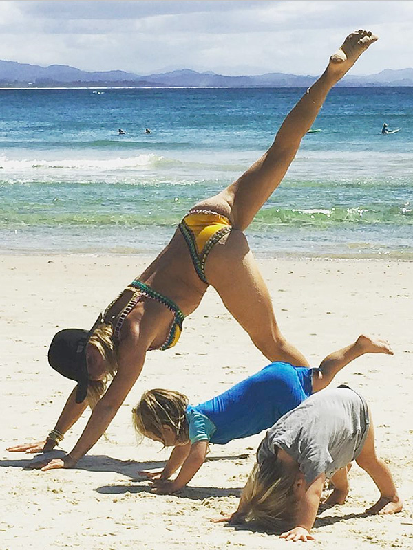 Junto a su esposo Chris Hemsworth la mujer de 39 años sostiene una vida muy activa de la que sus hijos toman parte, como practicar poses de yoga en la playa junto a los mellizos Tristan y Sasha.