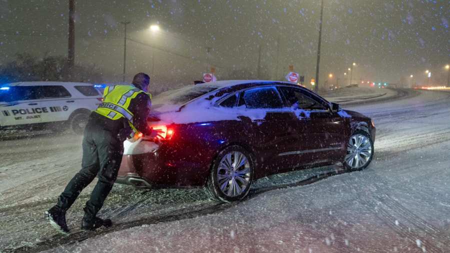 Police helped motorists who got stuck amid the snowfall in Mt. Juliet (Courtesy: Mt. Juliet Police Department)