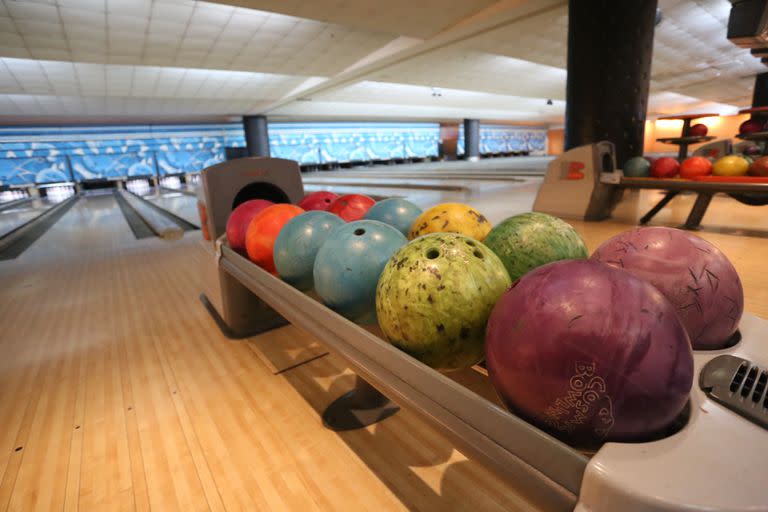 Ir a probar suerte jugando al bowling en familia puede ser una gran salida.