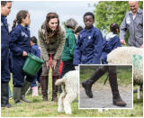 Die Herzogin zieht ihre Lieblingslederstiefel am 3. Mai 2017 an, während sie die “Bauernhöfe für Stadt-Kinder” in Gloucestershire, England besucht. Sie ist in einer khakifarbenen grünen Jacke und einer Motocross-Jeans von Zara praktisch angezogen. (Foto: Getty Images)