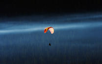 SUEDE, Are. Un parapente survole le lac d'Oster-Jansjon, le 16 mars 2013. AFP/Jonathan Nackstrand