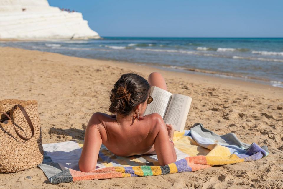 Wir können Vitamin D durch die Sonne sowie durch bestimmte Lebensmittel wie fetten Fisch und Eigelb aufnehmen. Aber manchmal ist das nicht genug. - Copyright: Francesco Vaninetti Photo/Getty Images