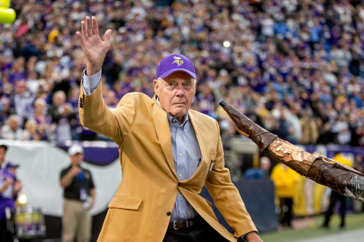 Minnesota Vikings To Honor Legendary Coach Bud Grant With Uniform