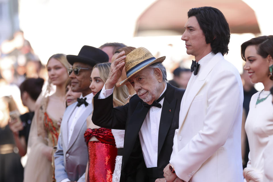 El director Francis Ford Coppola, tercero de derecha a izquierda, posa a su llegada a la premiere de la película "Megalopolis" en la 77a edición del Festival de Cine de Cannes, en Francia el jueves 16 de mayo de 2024. (Foto Vianney Le Caer/Invision/AP)