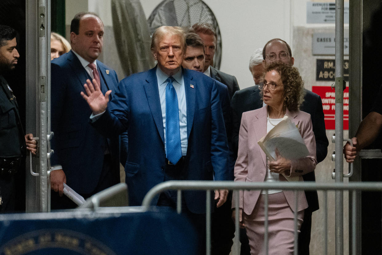 Donald Trump, accompagnée de sa féroce avocate Susan Necheles lors de leur entrée au tribunal de New York ce jeudi 9 mai.