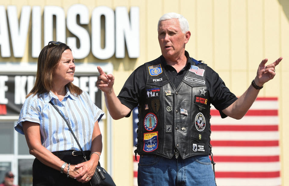 Mike Pence in Lederweste: Ein ungewohntes Outfit, mit dem sich der ehemalige Vizepräsident volksnah zeigen will. (Bild: REUTERS/Dave Kaup)