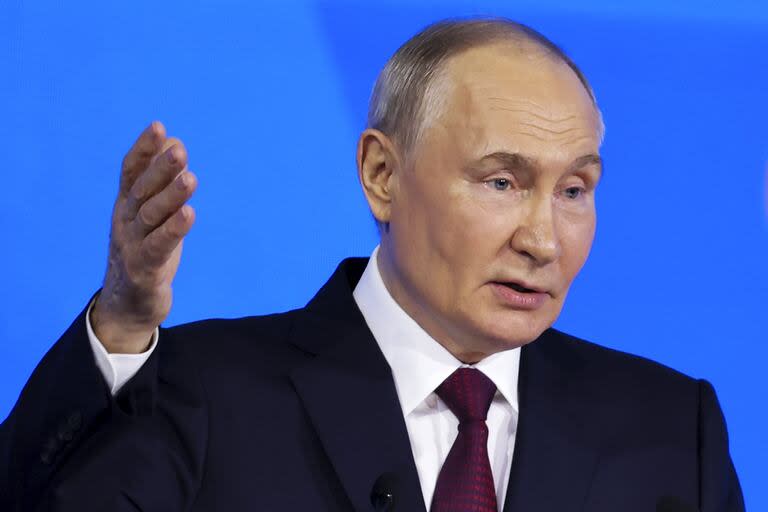 El presidente ruso Vladimir Putin gesticula mientras se dirige a una sesión plenaria del Foro Económico Internacional de San Petersburgo en San Petersburgo, Rusia, el viernes 7 de junio de 2024.