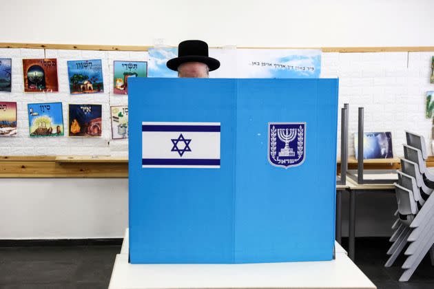 Un judío vota en las elecciones en Israel (Photo: RONEN ZVULUN via REUTERS)