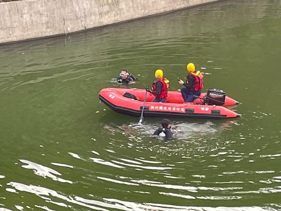 新竹峨眉湖發生玩家划立槳落水，警消人員搜索。民眾提供