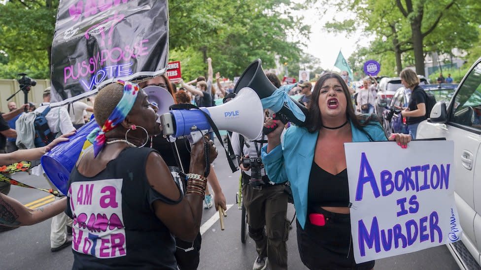 Manifestantes a favor y en contra del aborto.