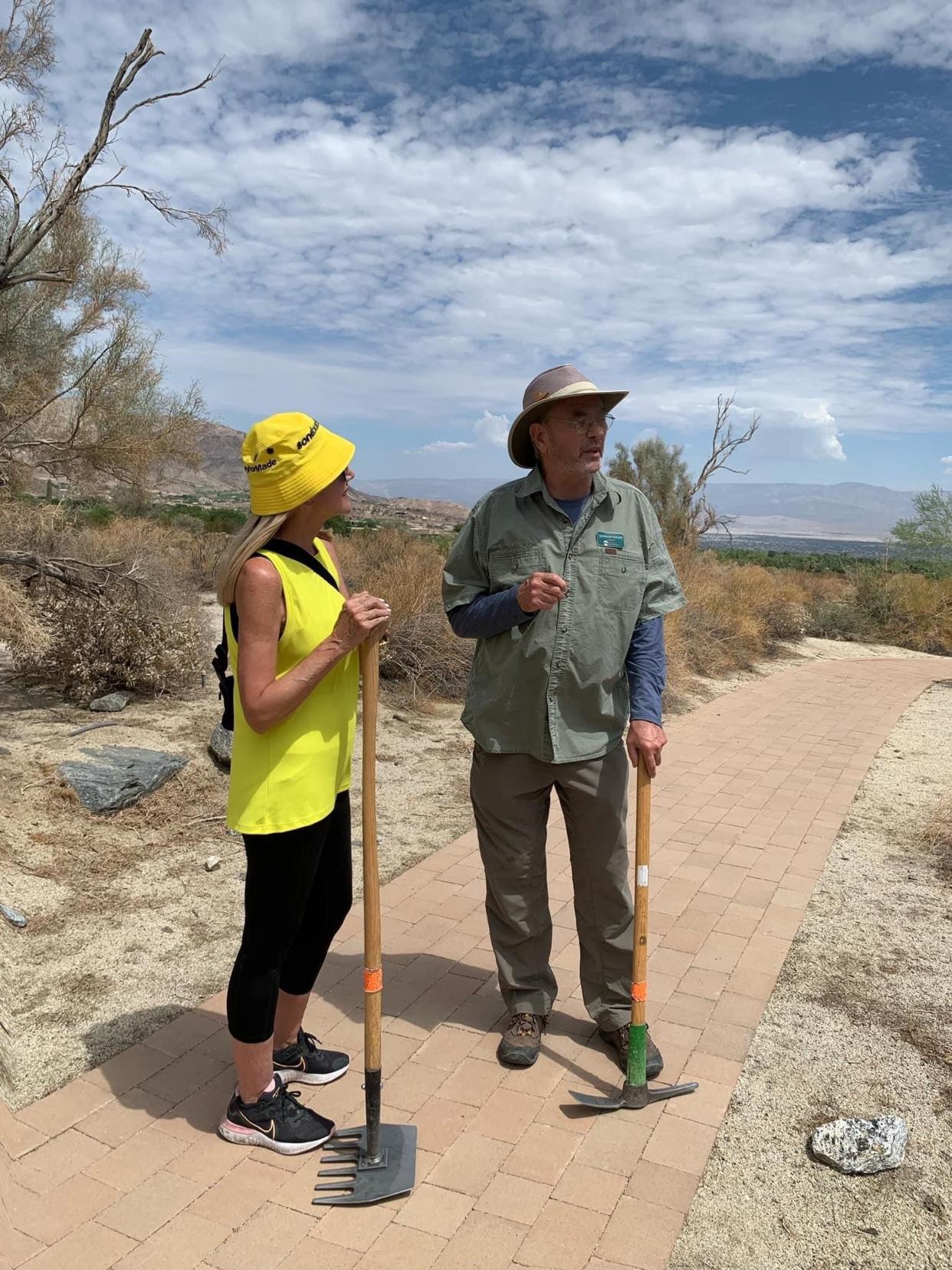 Sandie Newton speaks with Friends of the Desert Mountains volunteer Gordon Fidler.