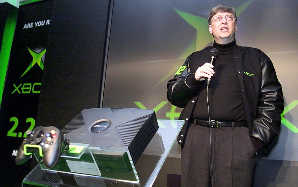 <p>Im Jahr 2002 entschied sich Microsoft, in den Games-Konsolen-Markt einzusteigen: mit der Xbox, einem klobigen Kasten mit überdimensioniertem Controller, Festplatte und Leistung satt. Rund 24,7 Millionen Exemplare wurden verkauft - trotz horrendem Verkaufspreis. (Bild: Getty Images)</p> 