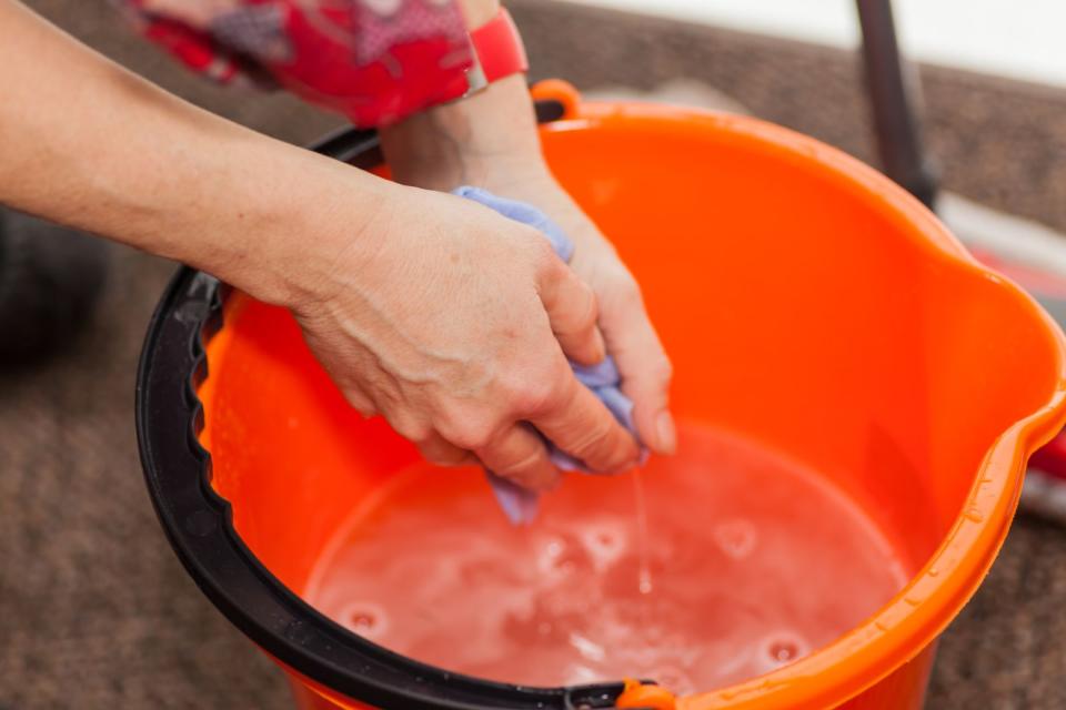 Bei normaler Verschmutzung genügt ein Spritzer mildes Geschirrspülmittel in einem Eimer mit lauwarmen Wasser völlig aus. Doch aufgepasst: Kalkhaltiges Leitungswasser führt oft zu Schlieren und Streifen. Wer in Regionen mit Kalkwasser lebt, sollte zusätzlich etwas Essig oder Essigessenz ins Seifenwasser geben, das wirkt wie eine natürliche Wunderwaffe gegen Kalkablagerungen. (Bild: iStock/Jan-Schneckenhaus)