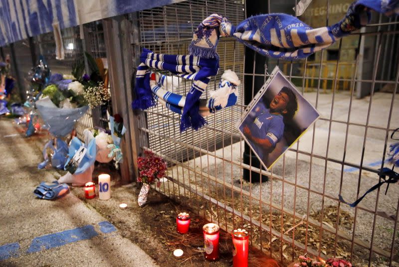 Foto del miércoles de objetos reunidos para homenajear a Diego Maradona fuera del estadio del Napoli