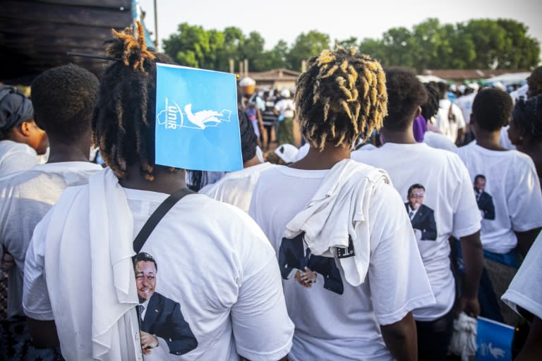 Des militants de l'Unir portent des t-shirts avec le portrait du président togolais Faure Gnassingbé lors d'un meeting électorale à Lomé le 27 avril 2024 (Dodo ADOGLI)