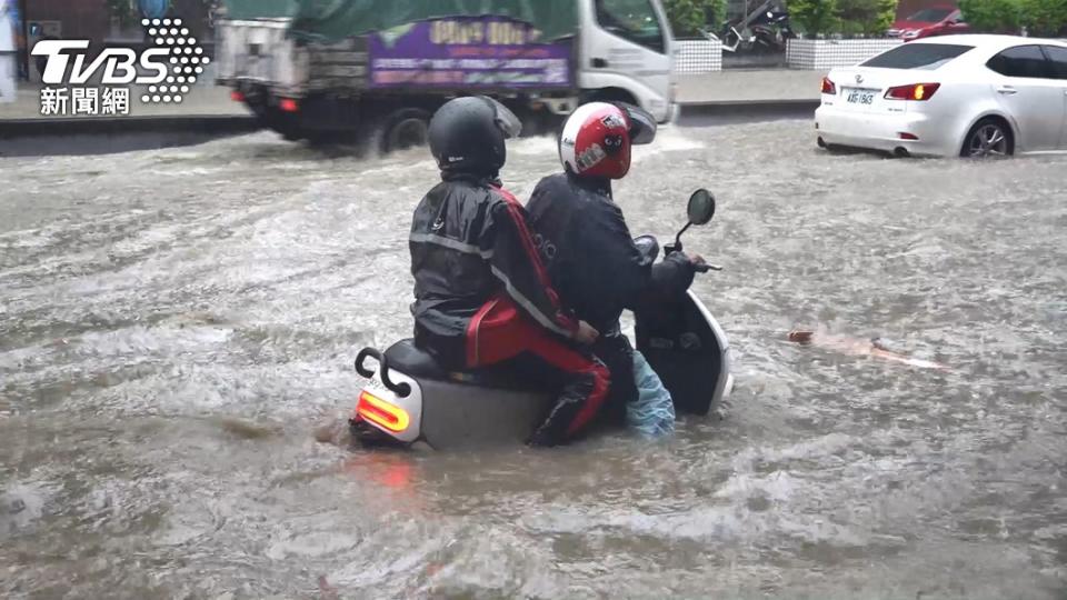 上週豪雨侵襲，全台多處地區傳出水災，Gogoro提供回廠免費檢測並提供零件優惠。（圖片來源/ TVBS）