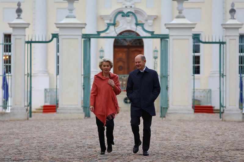 German Chancellor Scholz and European Commission President von der Leyen walk in Schloss Meseberg
